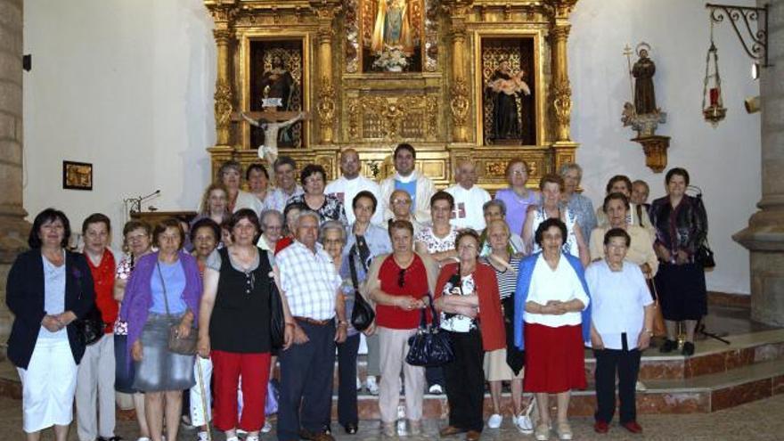 Los fieles durante la visita al santuario de la Virgen de la Salud.