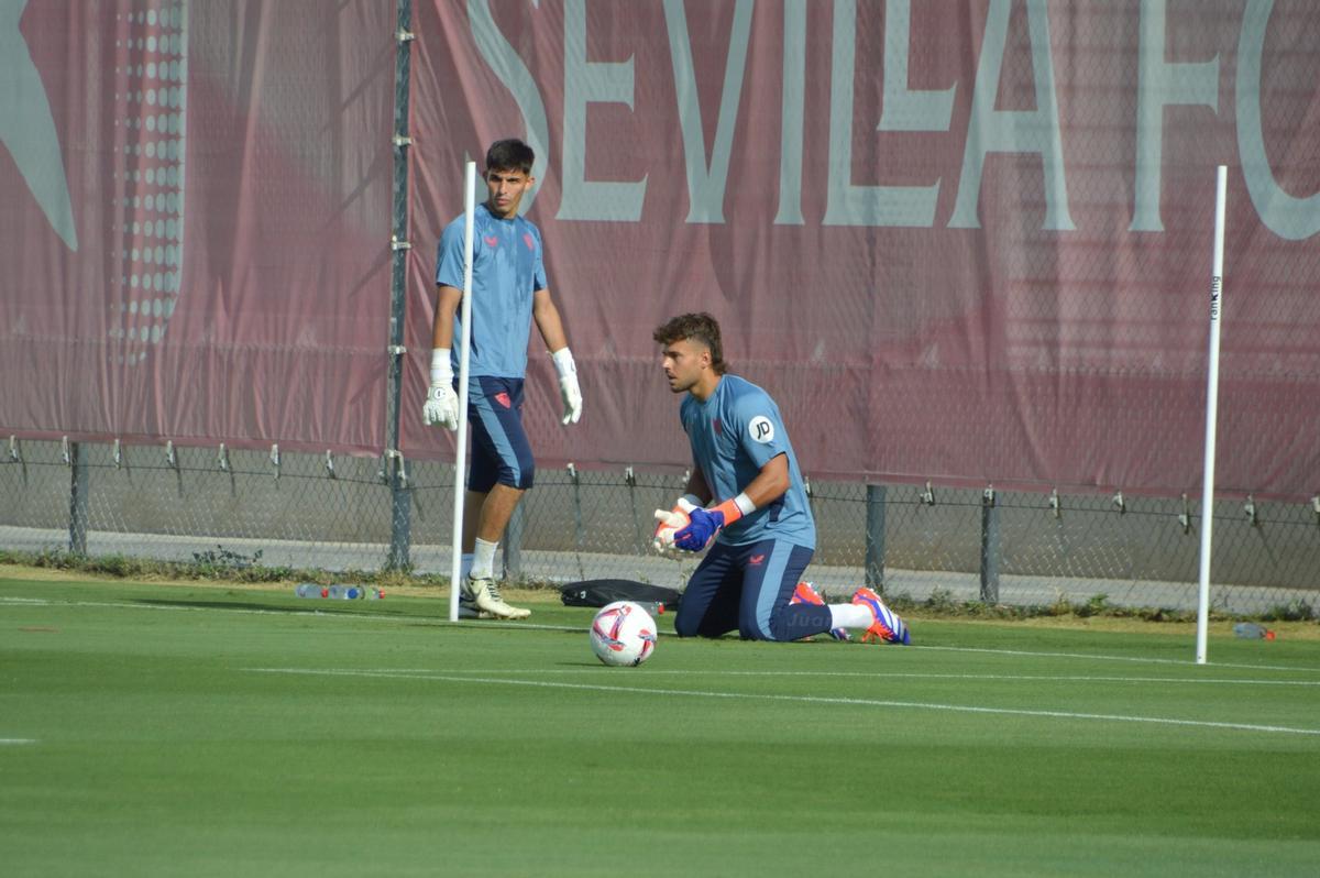 Álvaro Fernández durante su primer entrenamiento con el Sevilla FC