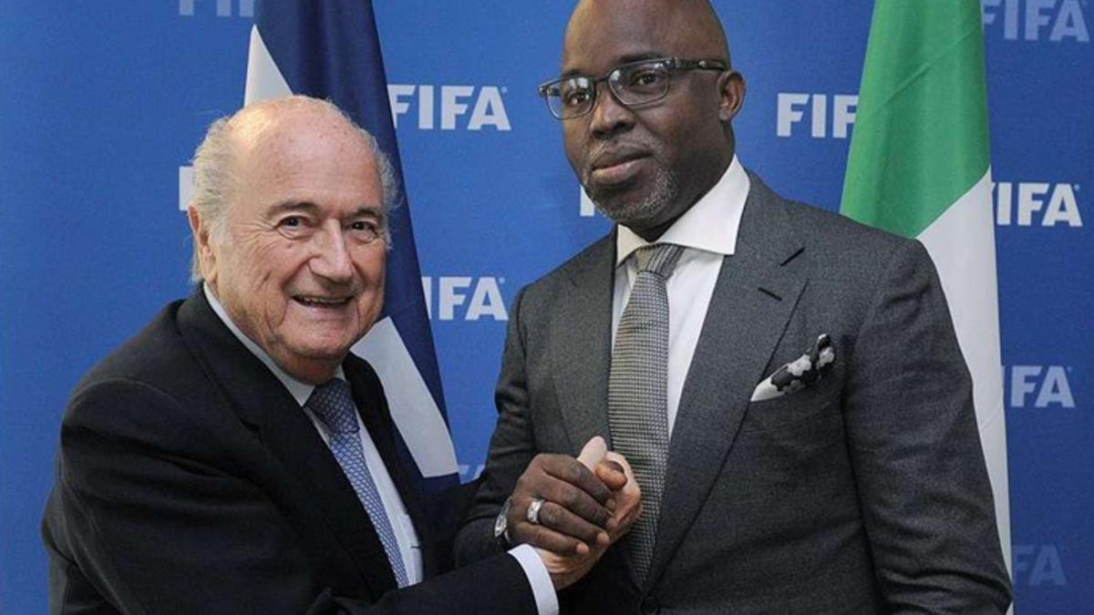Amaju Pinnick, presidente de la Federación de Nigeria, junto a Blatter