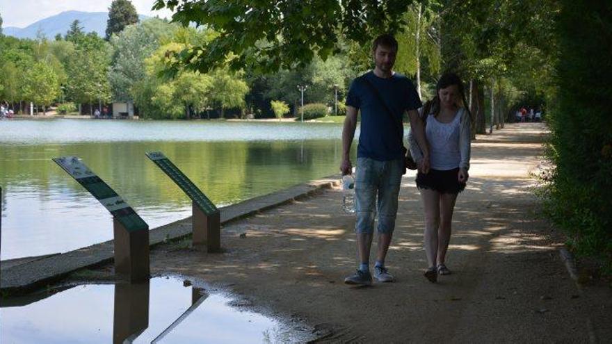 Una parella passeja per l&#039;itinerari perimetral del parc Shierbeck de Puigcerdà, al costat de l&#039;estany