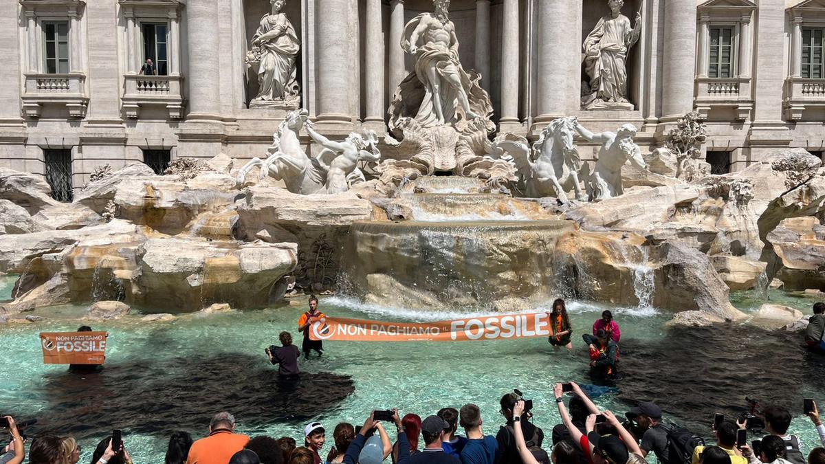 Membres del grup Última Generació van tenyir de negre l’aigua de la Fontana di Trevi de Roma el passat 21 de maig.