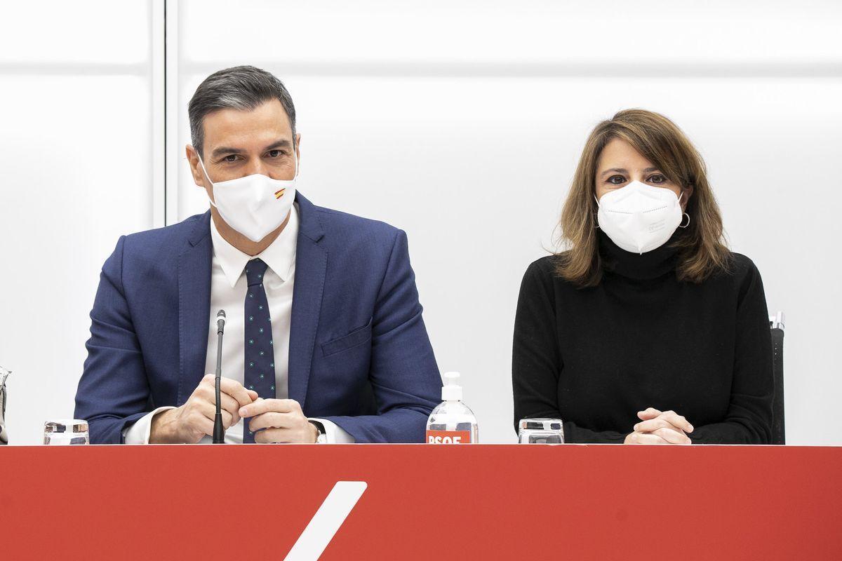 Pedro Sánchez y Adriana Lastra.