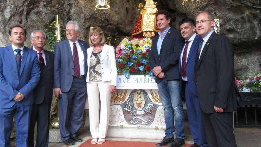 Ofrenda a la Santina de los peñistas asturianos y cántabros del Barça