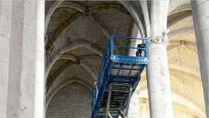 Les obres de renovació de la il·luminació a l&#039;interior de la basílica.