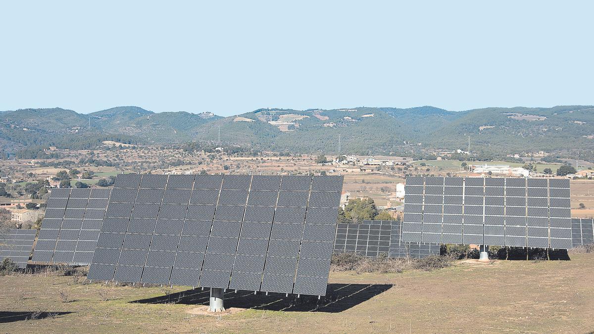 Plaques solars en un parc fotovoltaic de Fonollosa