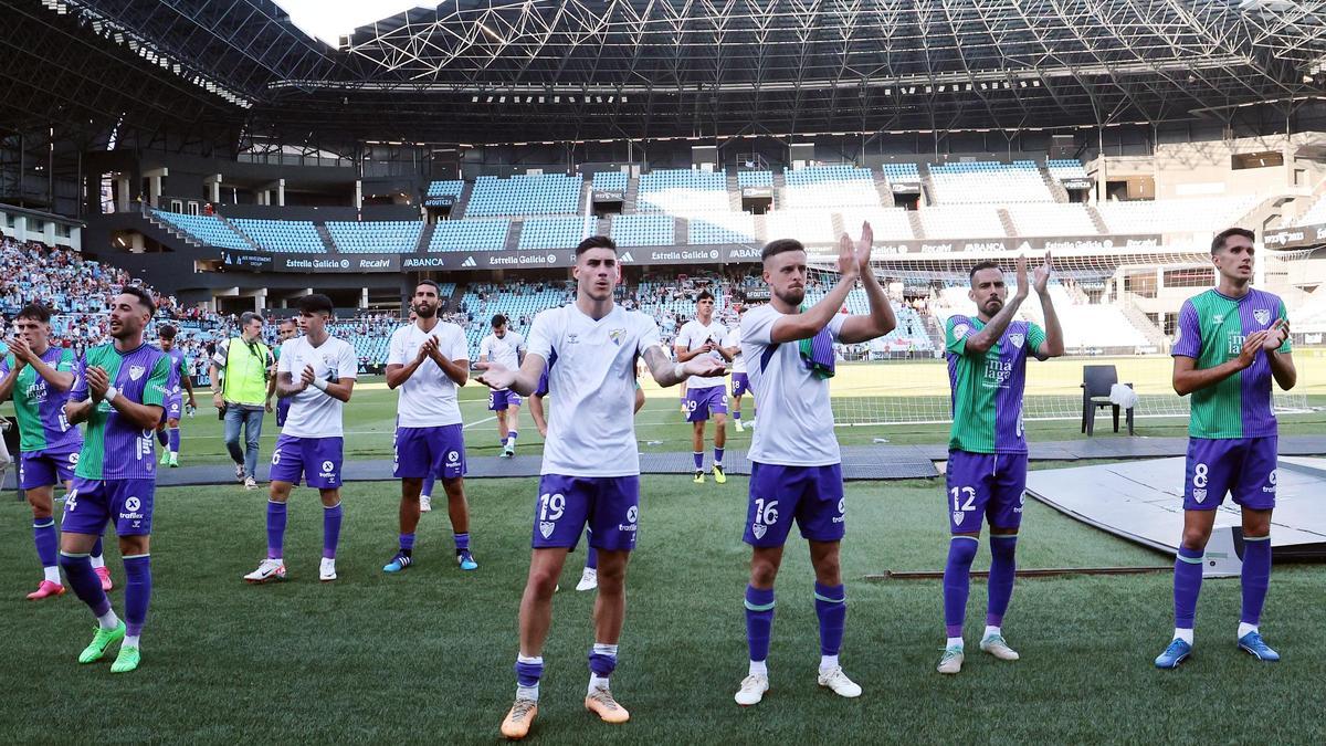 Los jugadores agradecen el apoyo a los aficionados desplazados.