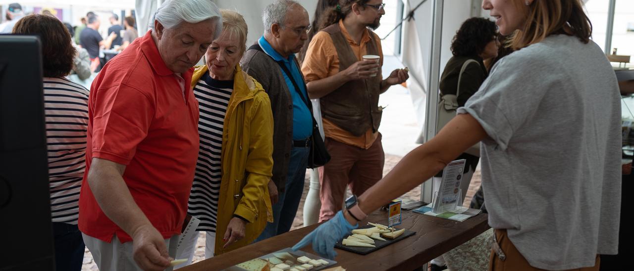 Visitantes en la Feria del queso de Fromago.