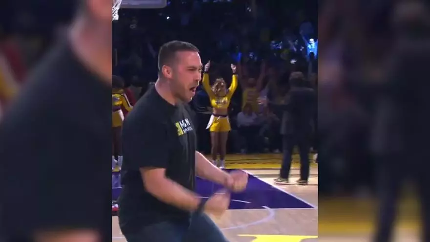 Un fan de los Lakers gana 100,000$ por este tiro libre