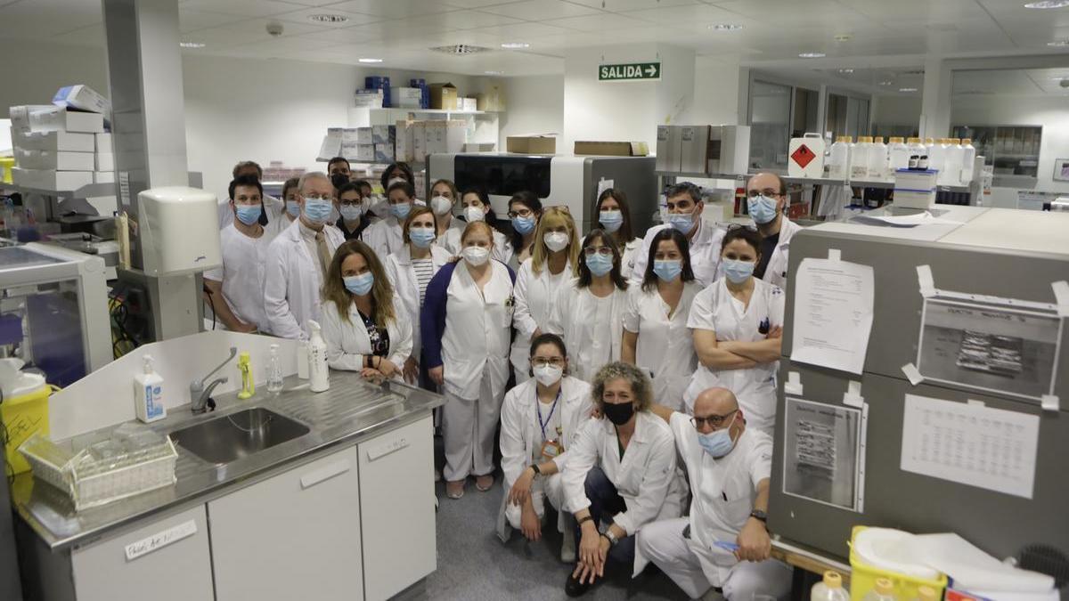 Employees from the HUCA microbiology laboratory during the covid pandemic (2022). From left to right Fernando Vázquez, Santiago Melón, Carmen González, Marisa Sánchez (Deputy Director of Basic Services, front), Adrián Coto (background), Zulema Pérez, Rainer Campo, Christian Castelló (almost covered), Virginia Linares, Marta E Álvarez, Cristina Suárez, Graciela Peón, Cristina Arce, Isabel Costales, Carmen Carrio, Maite Fernández, Mercedes Rodríguez (back), Ana. Isabel Fidalgo, José Antonio Boga, Reyes Carvajal, Gabriel Martínez and crouching Estela García, María José Ferrero and Ignacio Conde.