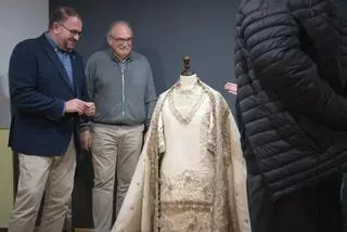 Un vestido del siglo XVIII de la Mártir Santa Eulalia de Mérida recupera su esplendor perdido