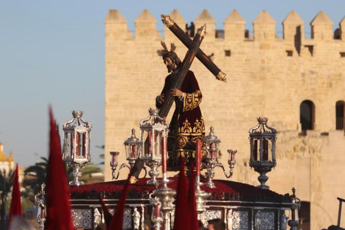 Una tarde primaveral envuelve a las cofradías el Lunes Santo