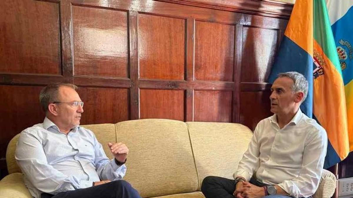 Imagen del encuentro que mantuvieron Sergio Rodríguez (i) y Javier Llamas (d).