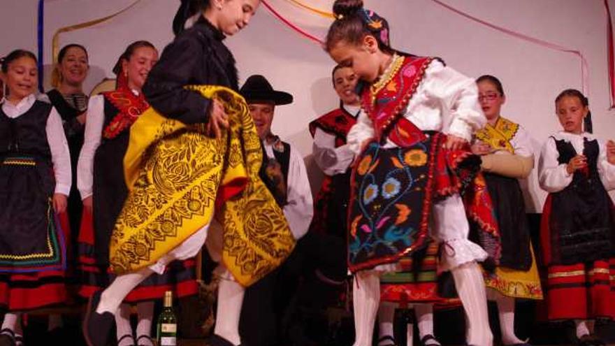 Varias niñas protagonizan el tradicional baile de la botella.