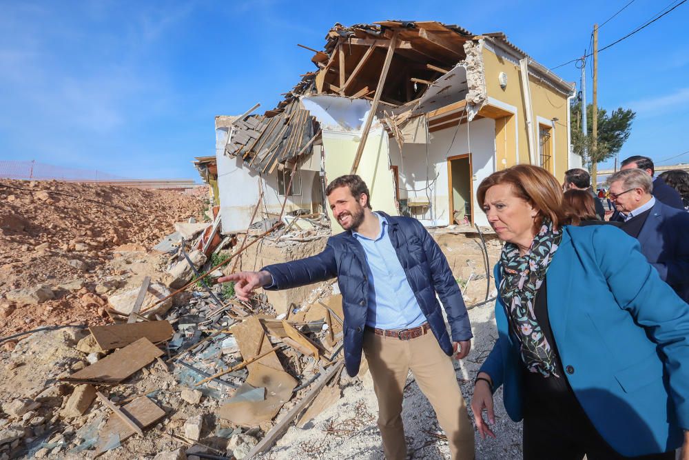 El presidente del PP, Pablo Casado, visita la zona de Almoradí en la que se rompió la mota del Segura