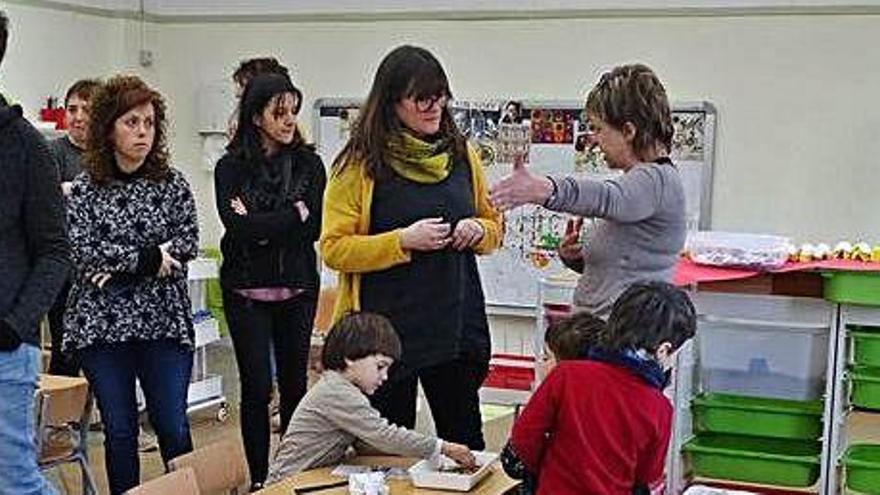 Docents de diferents centres de la Catalunya Central durant la visita a l&#039;IE Barnola d&#039;Avinyó, aquest dijous