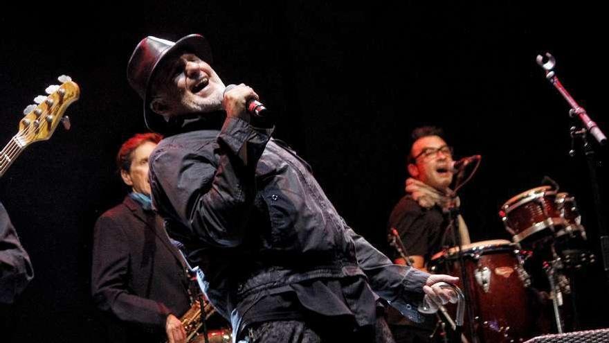 Antón Reixa, durante un concierto de Os Resentidos en Cangas. // Santos Álvarez