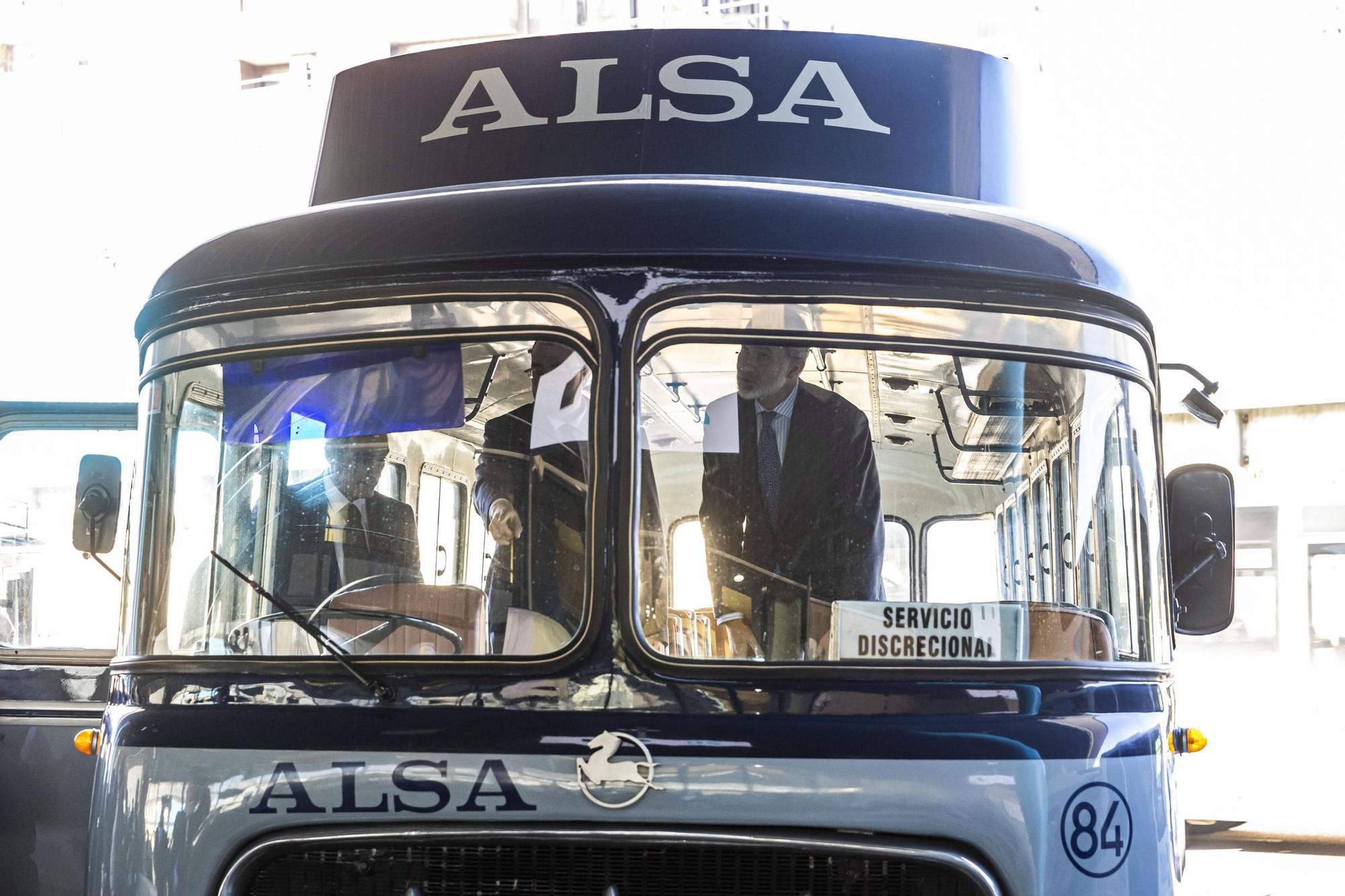 EN IMÁGENES: El Rey visita la estación de autobuses de Oviedo para conmemorar los 100 años de Alsa