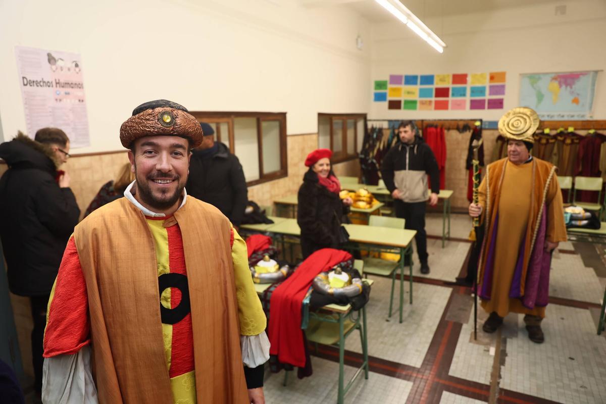 Reportaje con las pruebas de los trajes de la comitiva de los reyes Magos en la Cabalgata de Oviedo. Quedamos a las 16:45 en la puerta del Alfonso con uno de los grupos que va a desfilar