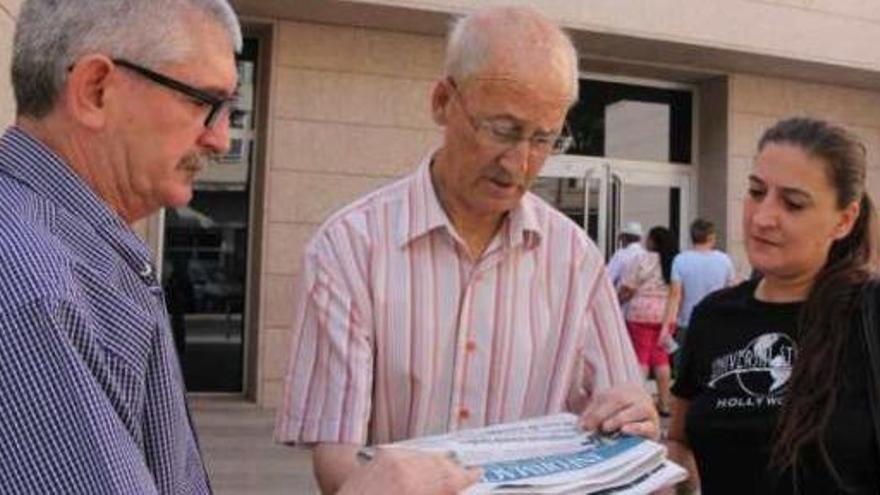 José Gallego, en el centro, junto a su amigo Diego Aragón y su hija Mari Cruz ayer en el Juzgado.