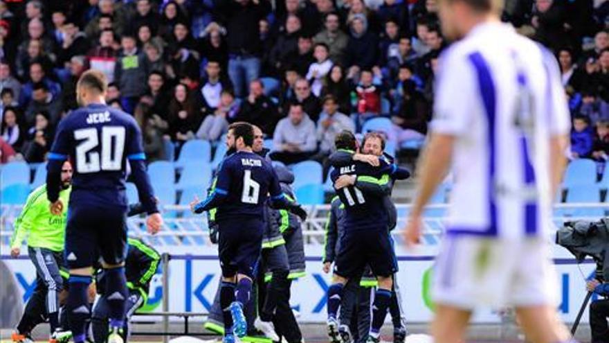 Bale mantiene al Madrid en la pelea