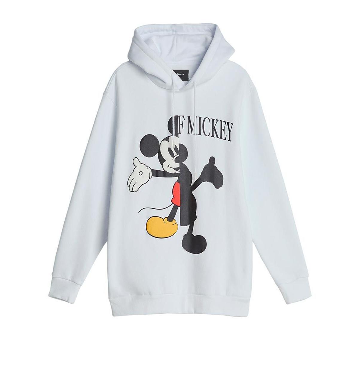 Sudadera blanca con capucha de la colección de Mickey Mouse de Bershka. (Precio: 29,99 euros)