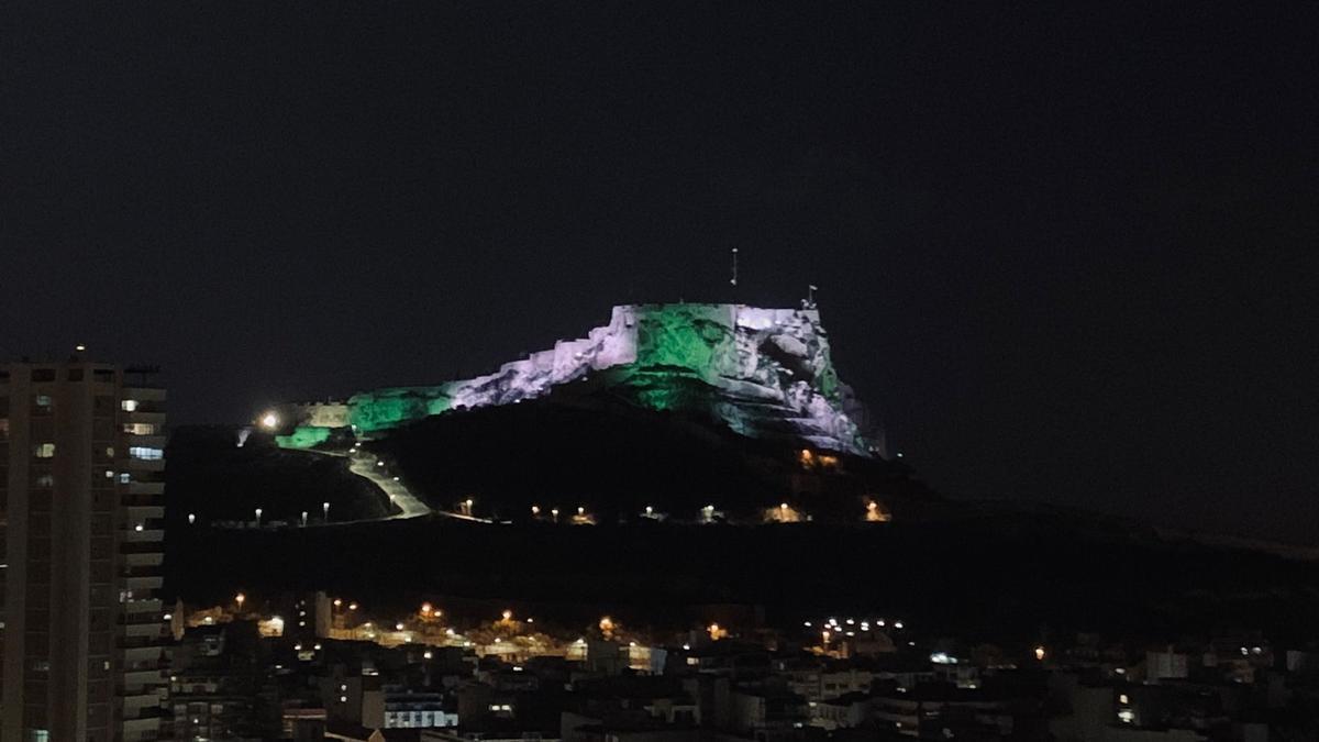 El Castillo de Santa Bárbara con la bandera de Andalucía