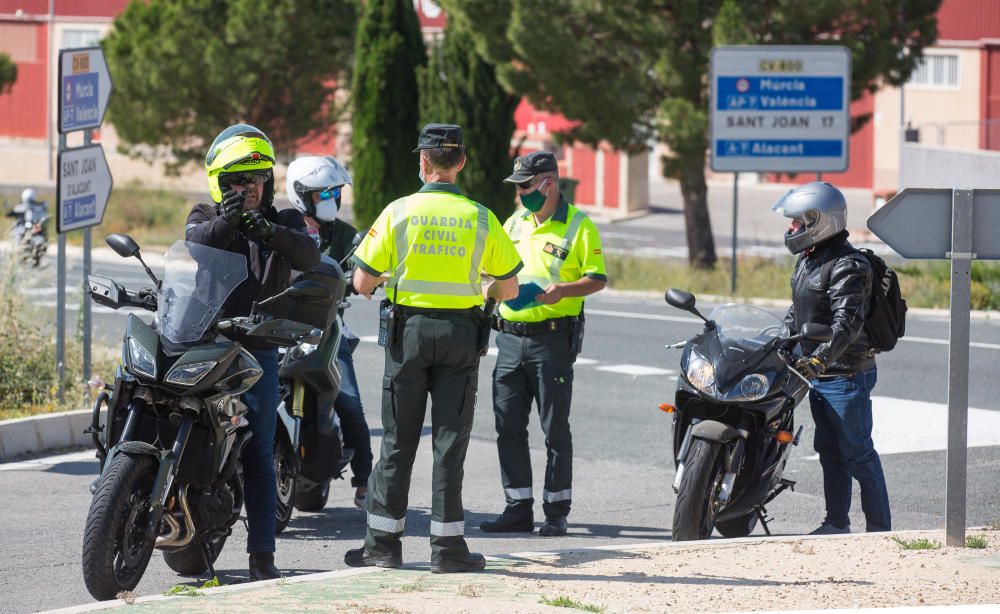 Las aglomeraciones de motoristas en La Carrasqueta obligan a la Guardia Civil a aumentar los controles.