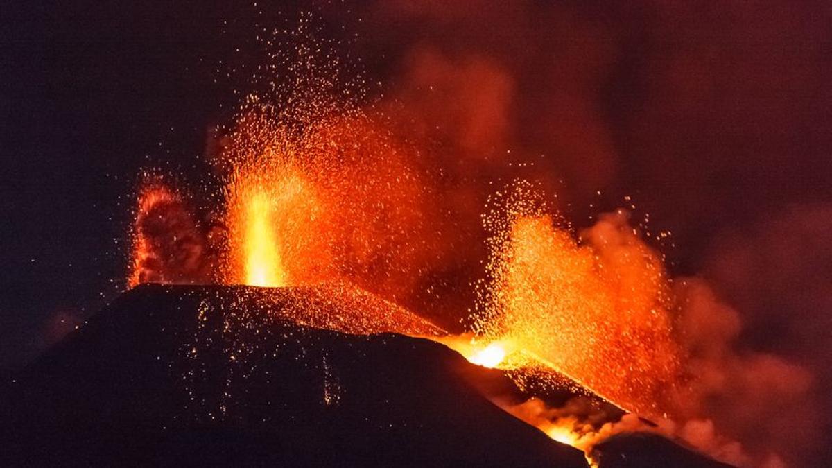 La colada del volcán de La Palma que alcanzó La Laguna está &quot;parada&quot; pero recibe &quot;mucho aporte&quot; de lava