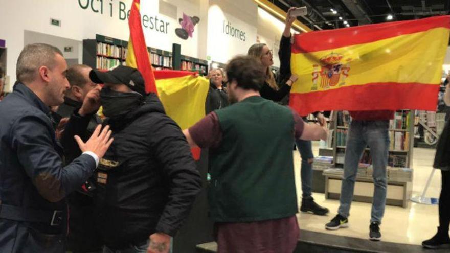 Varios ultras irrumpen con banderas de España en la presentación del libro de Pablo Iglesias