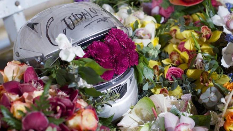 El casco de moto, rodeado de flores en la Ofrenda.