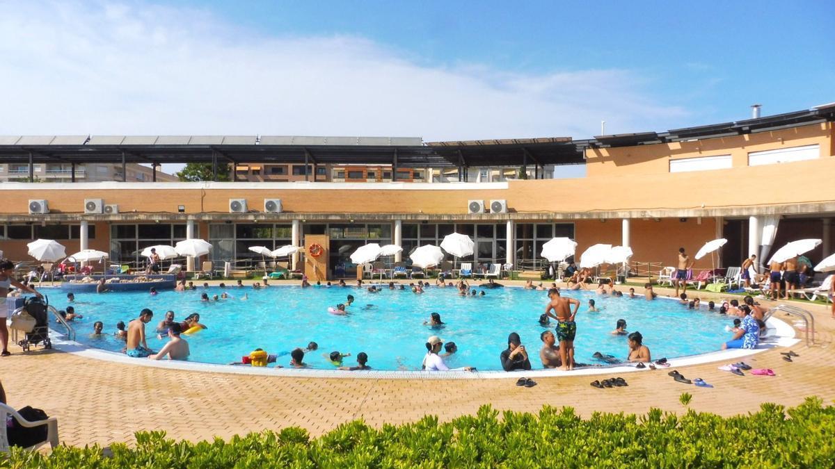 Decenas de bañistas en la piscina de Roís de Corella, en una imagen de este martes.