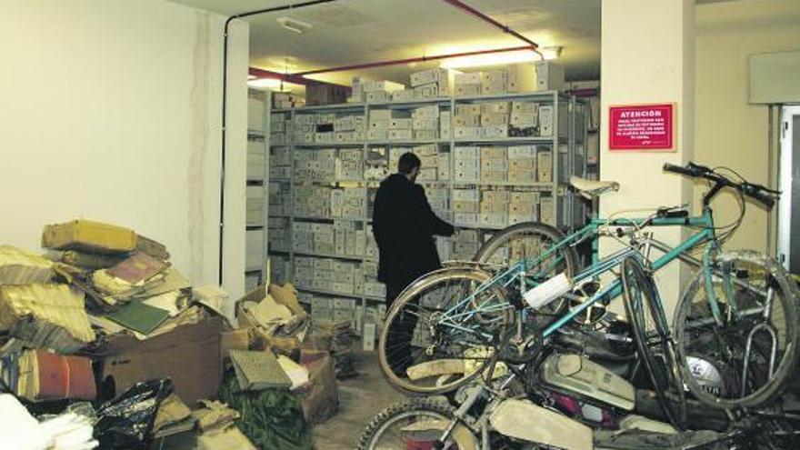 Varias bicicletas apiladas en el corazón del archivo poleso.