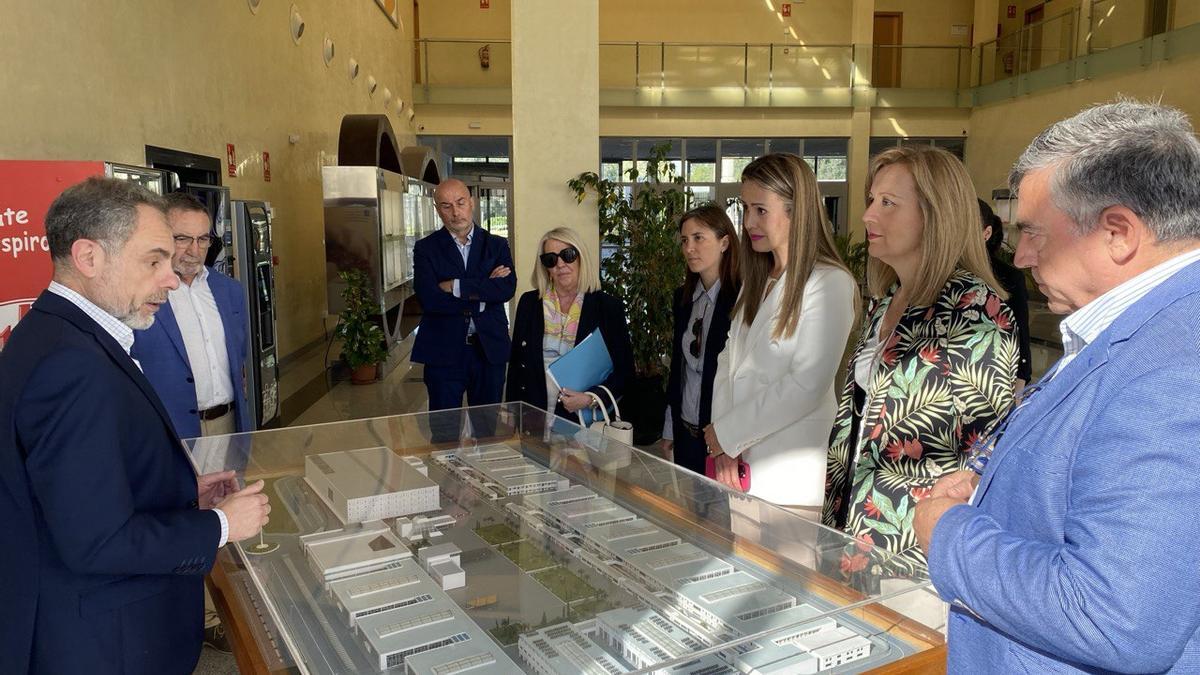 Diputados y senadores del PP de Córdoba en su visita al Parque Joyero, este martes.