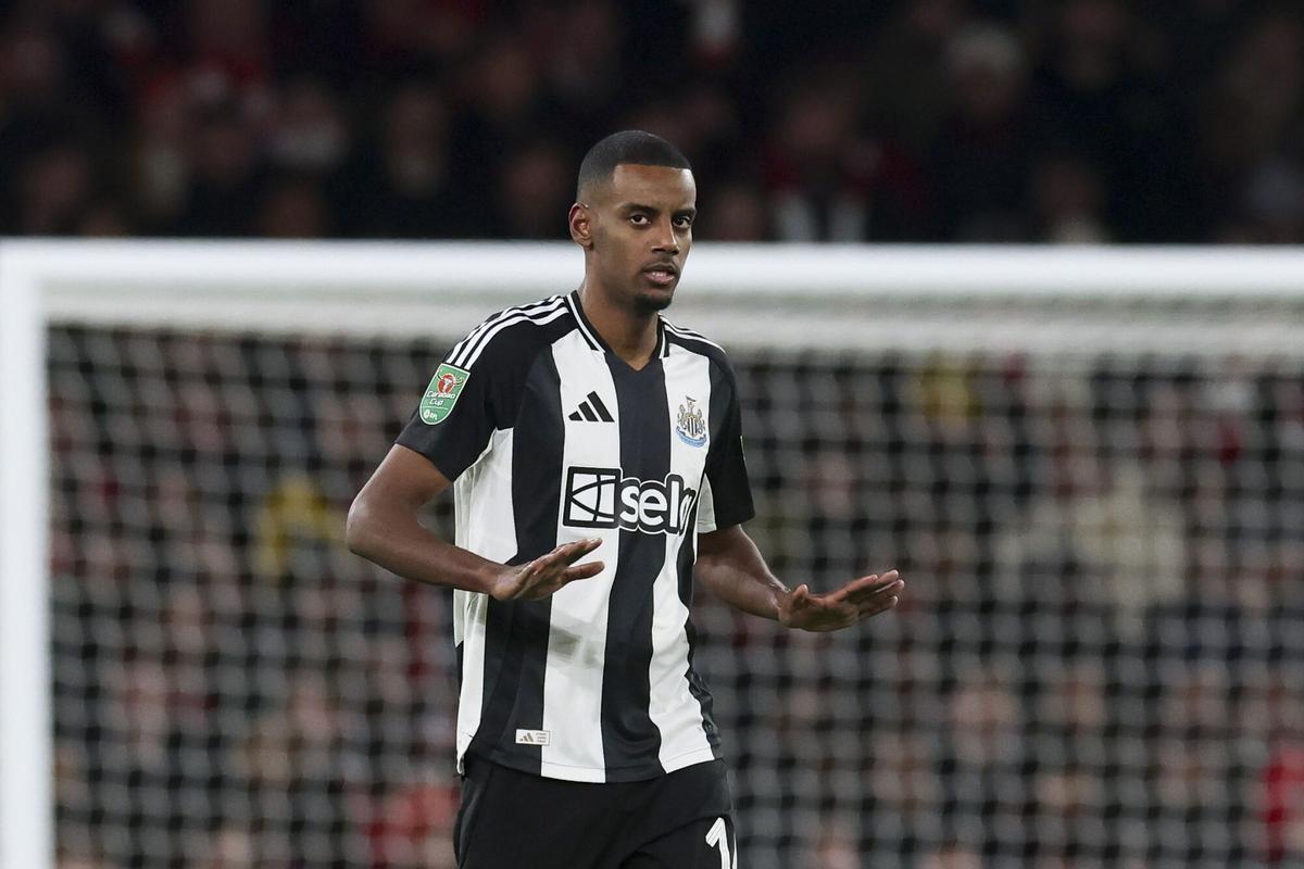 Alexander Isak, del Newcastle, celebra un gol con el Newcastle