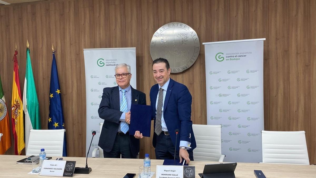 Firma del convenio entre la asociación contra el cáncer y la universidad extremeña.
