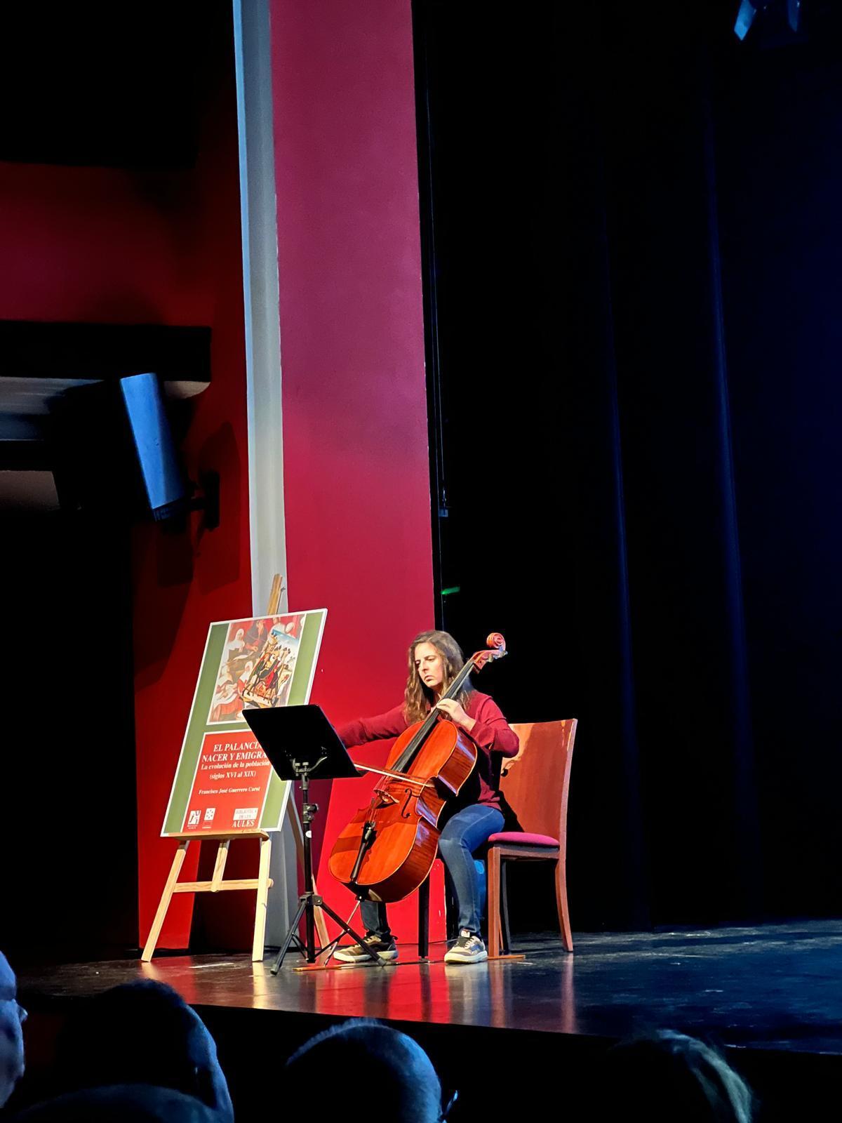 La hija del premiado tocó una pieza de violonchelo.