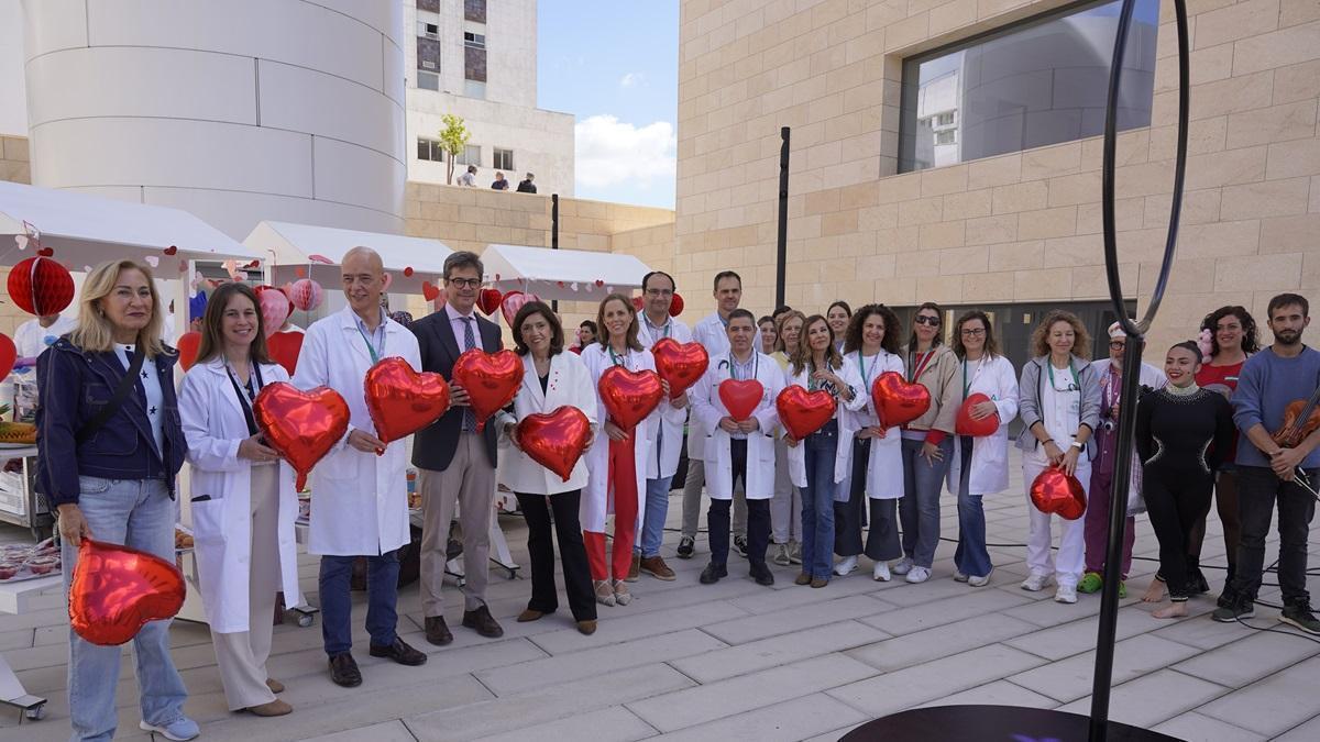 Responsables del hospital Reina Sofía de Córdoba junto a miembros de la Asociación Española Contra el Cáncer, GEA y la Fundación Teodora, además de los artistas que han participado en las actividades.