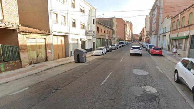 Avenida de León completamente bacheada.