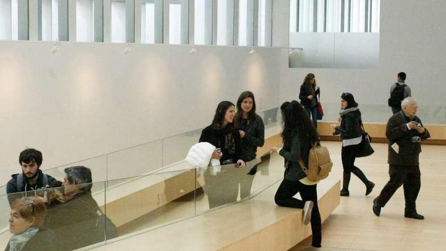 Estudiantes de arquitectura, en el interior del Teatro Ramos Carrión.