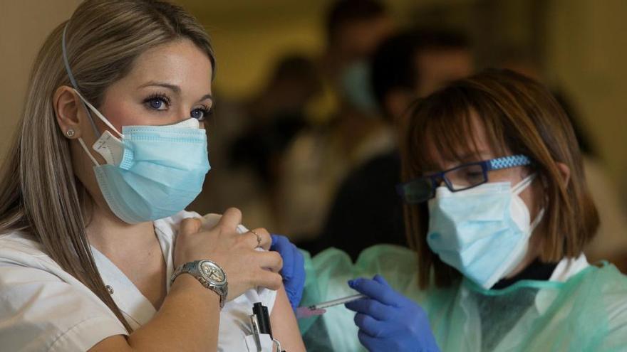 Sanitarios del Hospital de Sant Pau de Barcelona recibe la vacuna contra la COVID-19.