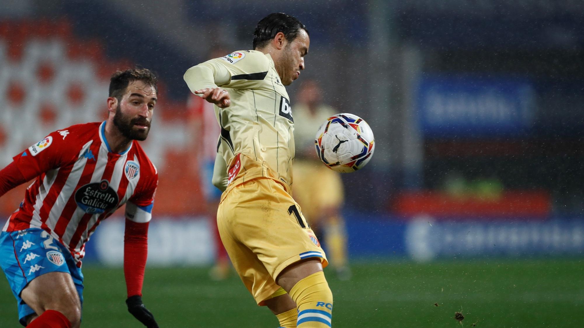 Raúl de Tomás controla un balón en Lugo.