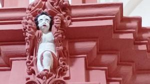 Detalle de uno de los angelotes barrocos en la cornisa de la ermita soriana.