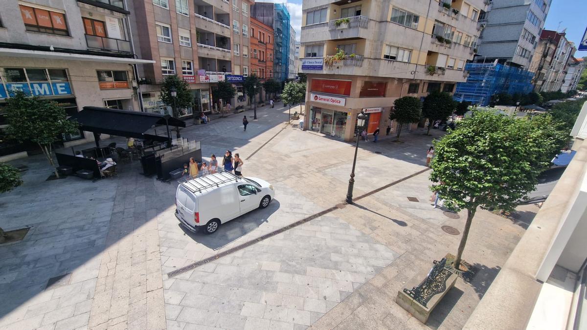 Un vehículo en la plaza de Galicia, ayer.