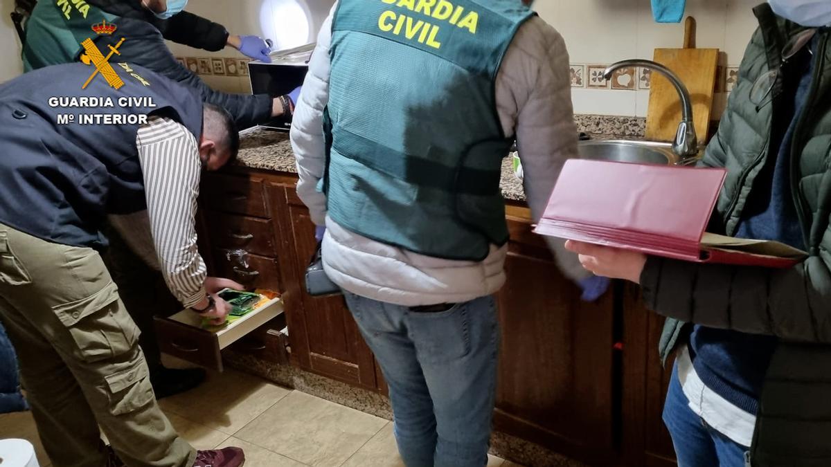 Momento en el que los agentes de la Guardia Civil de la policía judicial registran el domicilio del detenido.