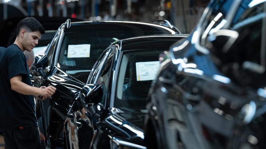 Un operario trabajando en una fábrica de automóviles.