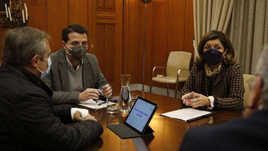 El alcalde de Córdoba, José María Bellido, y la delegada de Salud y Familias, María Jesús Botella, abordaron el proyecto en una reciente reunión.
