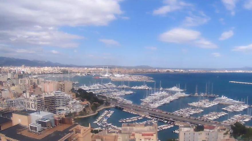 Am Himmel über Palma zeigen sich ein paar Wolken.