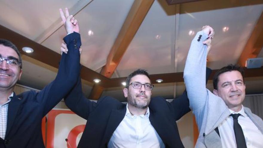 Miguel Sánchez (c) celebra con dos compañeros los resultados obtenidos en las elecciones de 2015.