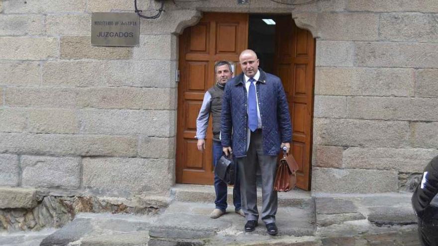 El abogado de la acusación Alberto Sendín, junto a su defendido Eduardo Blanco a la salida del juicio.