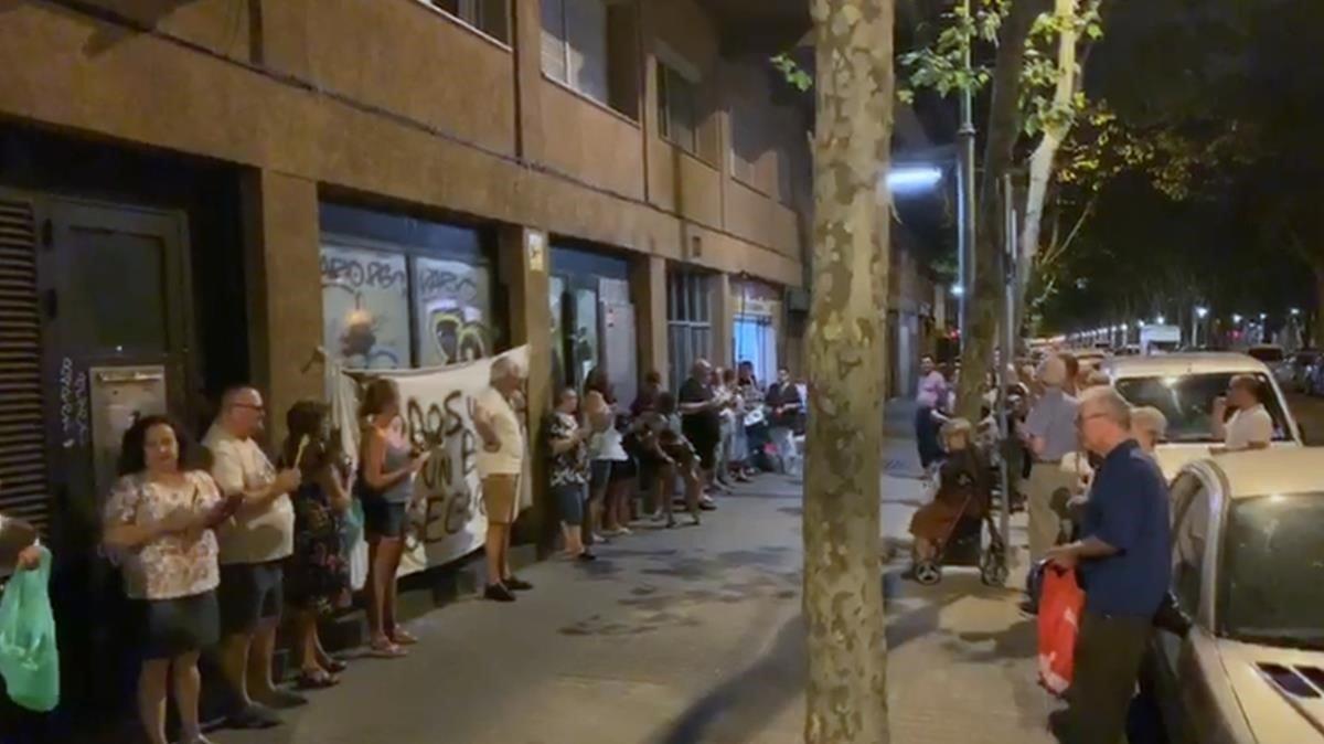 Cacerolada en la Rambla de Prim, en la Verneda. Cacerolada en la Rambla de Prim, en la Verneda.